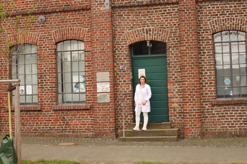 Eingang und Parkplatz zur Praxis.